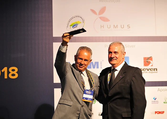 Professor Rogério Prado recebeu o Prêmio, representando a UNIFENAS, e os organizadores do projeto SINAIS