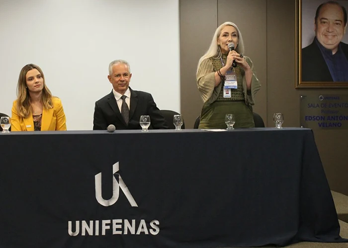 A palestrante Júlia Jungmann; o diretor de Extensão e Assuntos Comunitários, professor Rogério Ramos do Prado; e a professora Maria Cristina Silva